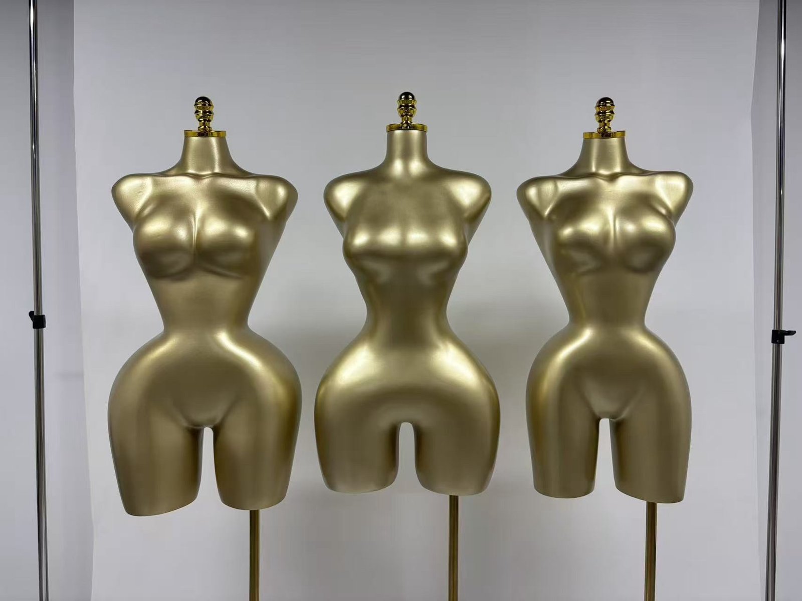 7a217cbdee1e1befc043e45387a3957e 3471 MATTE HALF BODY BBL MATTE GOLD SIZE LARGE TO SMALL BY AIR - Image 1