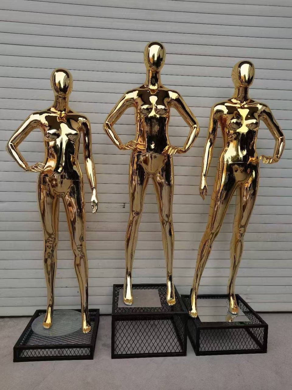 img_4026 FULL BODY GOLD NORMAL MANNEQUIN 20582 - Image 1