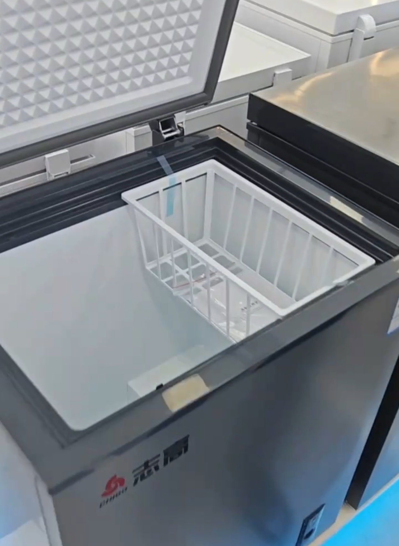 img_4569 228 LITERS FREEZER WITH LOW LIGHT CONSUMPTION (Shipping fee in 90 days ) - Image 1